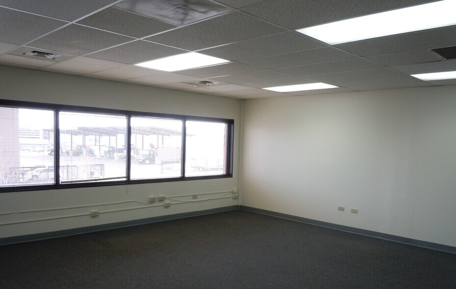 More Photos Of 6801 S Emporia St, Englewood Light Distribution For Lease