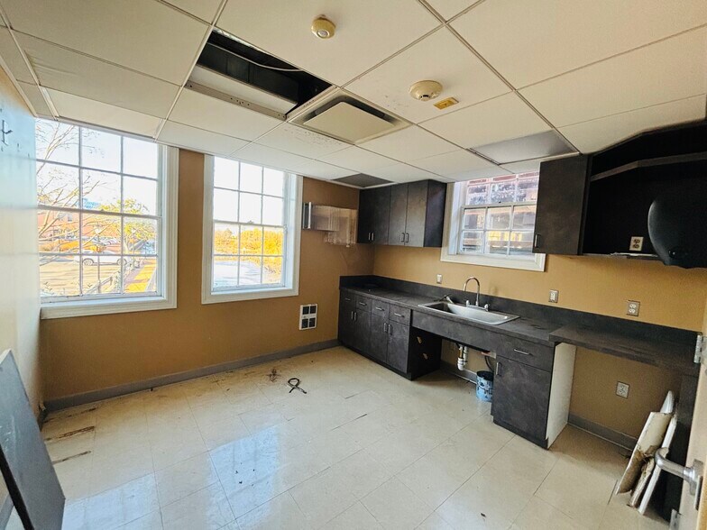 More Photos Of 1345 Old Northern Blvd, Roslyn Storefront Retail Office For Sale