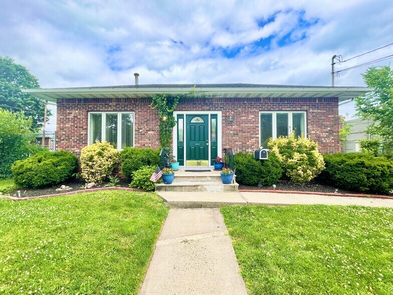 More Photos Of 13 New York Ave, Colonia Office For Sale
