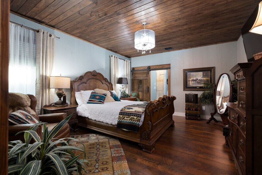 More Photos Of 504 Tivy St, Kerrville Flex For Sale