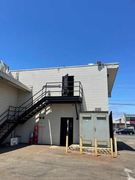 More Photos Of 1250 Commercial Ave, Oxnard Warehouse For Lease