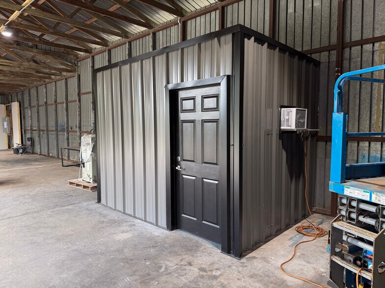 More Photos Of 301 Charlie Griffin Rd, Plant City Flex For Lease