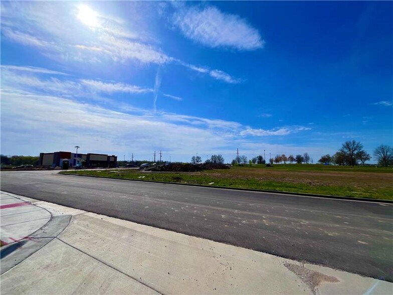 More Photos Of NW Shoal Creek Pky, Kansas City Land For Sale