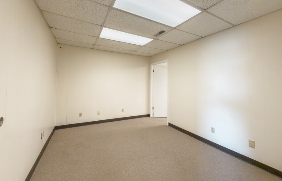 More Photos Of 223 W Virginia Ave, Vinton Storefront Retail Office For Lease