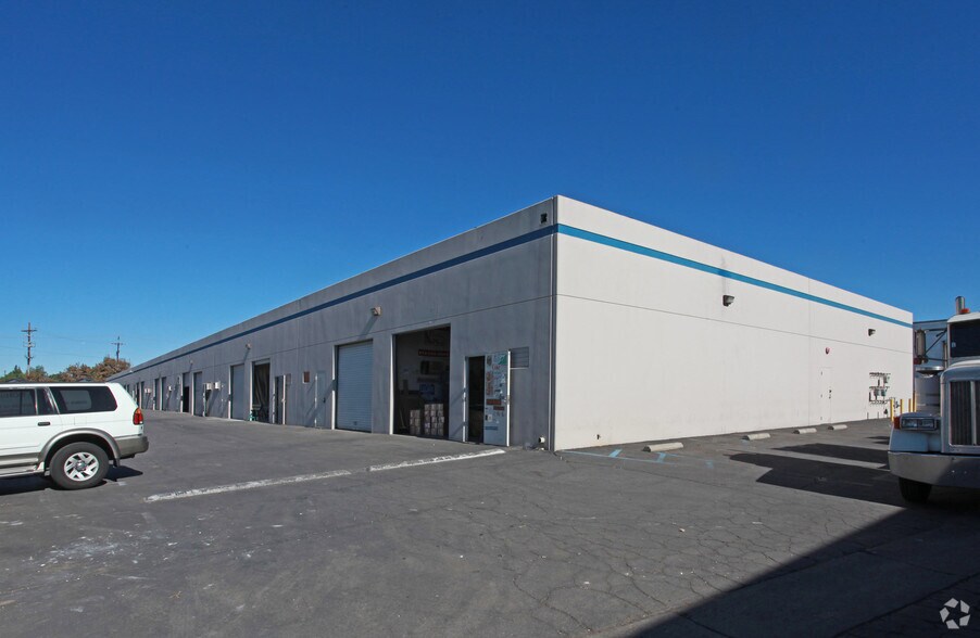 More Photos Of 12424-12430 Montague St, Pacoima Warehouse For Lease