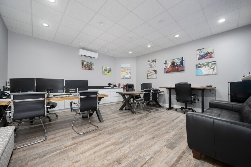 More Photos Of 2101 Route 176, Prairie Grove Showroom For Sale