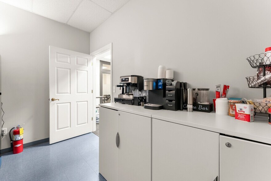 More Photos Of 3917 Old Flowery Branch Rd, Oakwood Flex For Lease