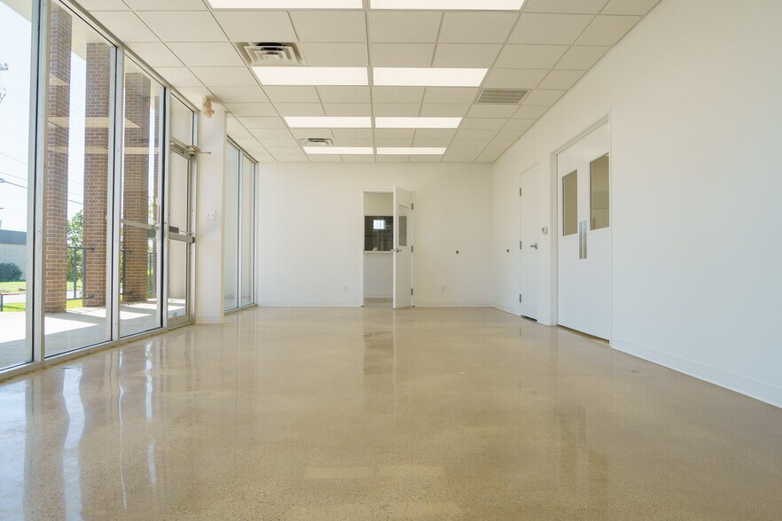 More Photos Of 9121 King Arthur Dr, Dallas Manufacturing For Lease