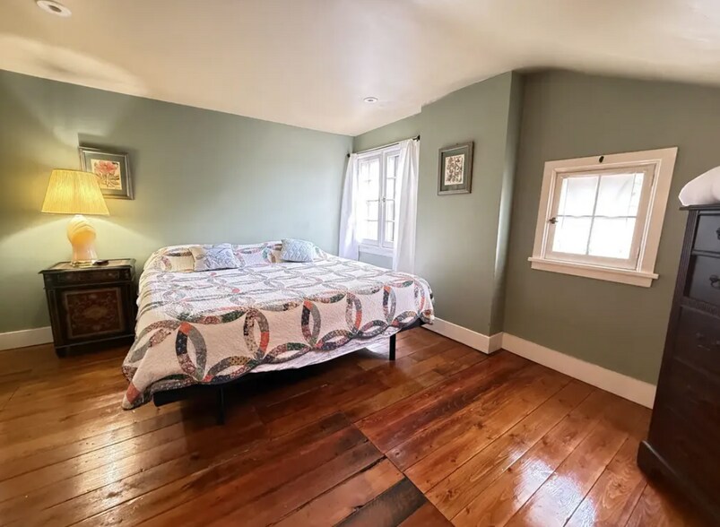 More Photos Of 1004 Park Ave, Galena Specialty For Sale