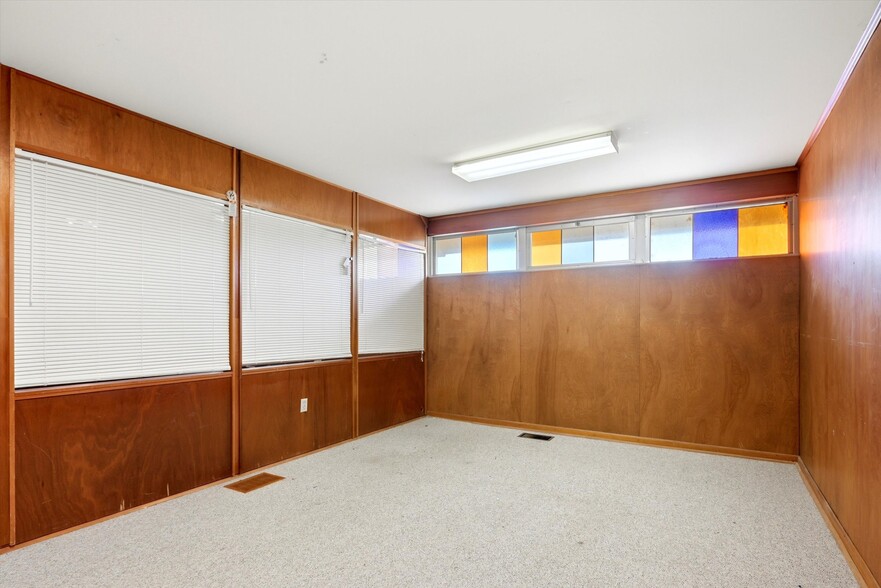 More Photos Of 105 Goldenrod Ave, Ozawkie Industrial For Sale