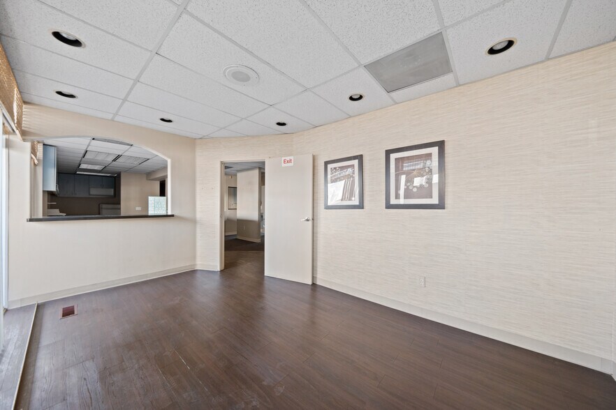 More Photos Of 903 N San Fernando Blvd, Burbank Storefront Retail Office For Sale