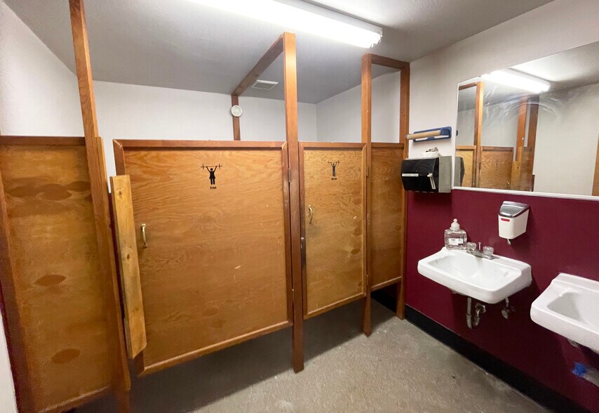 More Photos Of 104 S Pacific Hwy, Cottage Grove Unknown For Lease