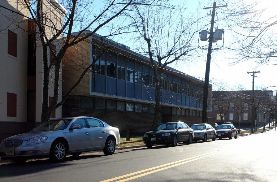 More Photos Of 1530 E Jefferson St, Rockville Healthcare For Lease