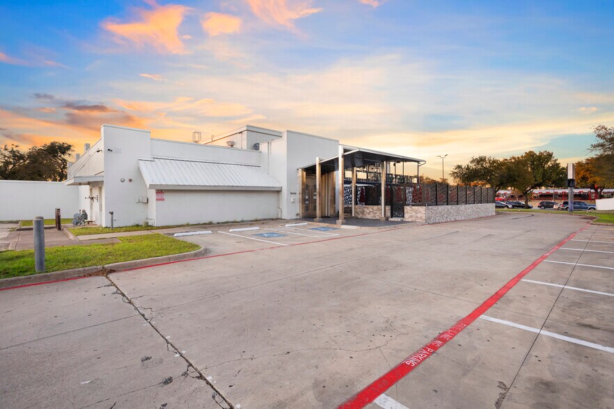 More Photos Of 10333 E Technology Blvd, Dallas Bar For Sale