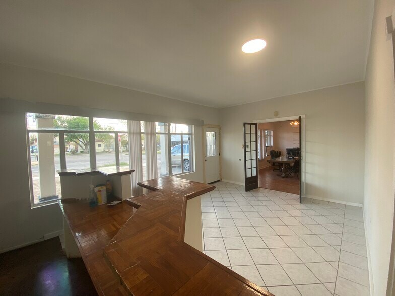 More Photos Of 1543 W Summit Ave, San Antonio Showroom For Sale