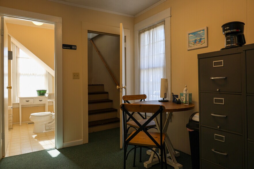 More Photos Of 1616 Blountville Blvd, Blountville Office Residential For Lease