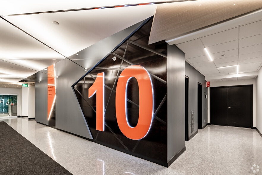 More Photos Of 555 Rue Chabanel O, Montréal Office For Sale