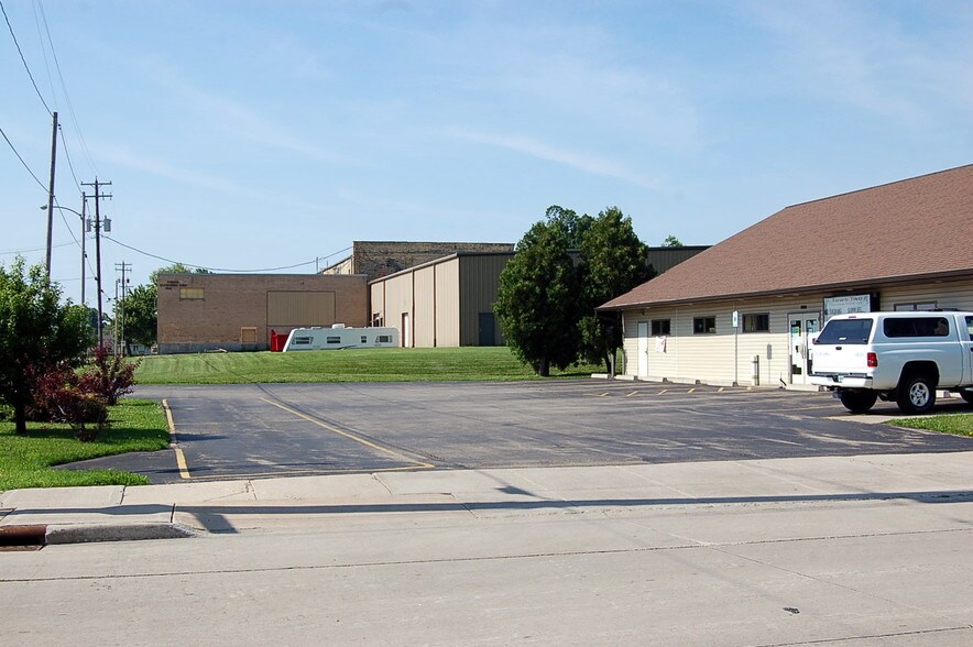 More Photos Of 1605 S Main St, Oshkosh Storefront Retail Office For Sale
