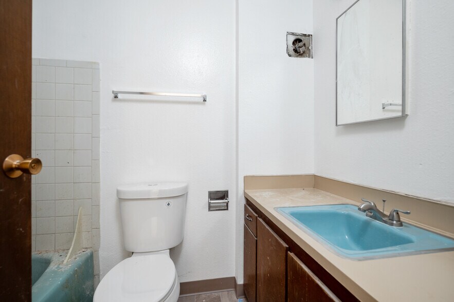 More Photos Of 21833 7th Ave S, Des Moines Apartments For Sale