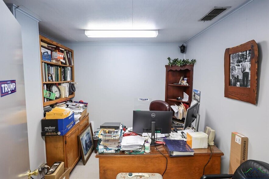 More Photos Of 1024 US Highway 59 N, Carthage Veterinarian Kennel For Sale