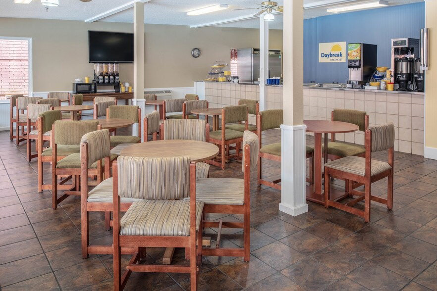 More Photos Of 3010 Green Mountain Dr, Branson Hotel For Sale