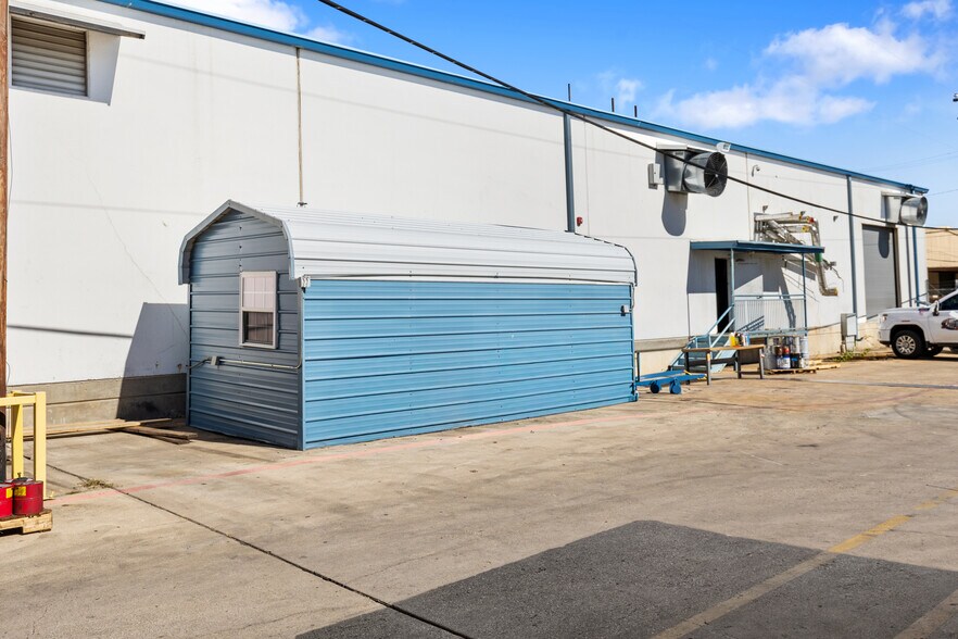 More Photos Of 1120 Commercial Blvd N, Arlington Warehouse For Sale