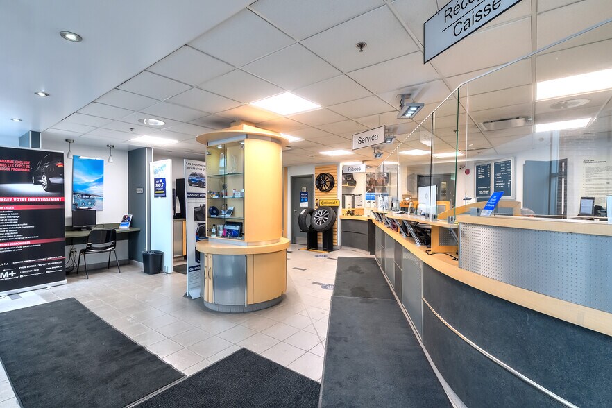 More Photos Of 322-324 Rue Peel, Montréal Auto Dealership For Lease
