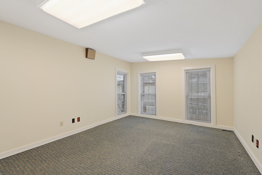 More Photos Of 1015 E Center St, Warsaw Office For Sale