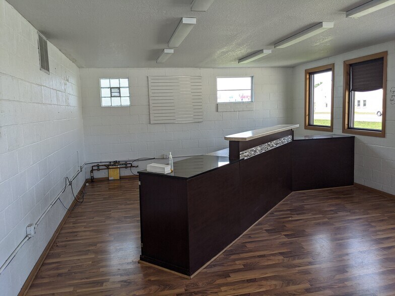 More Photos Of 250 S Kinzie Ave, Bradley Flex For Sale