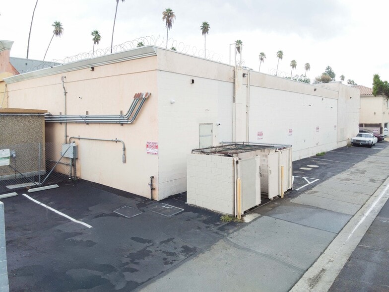 More Photos Of 19636-19648 Sherman Way, Reseda Storefront For Lease