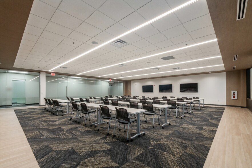 More Photos Of 501 Pennsylvania Pky, Indianapolis Office For Lease