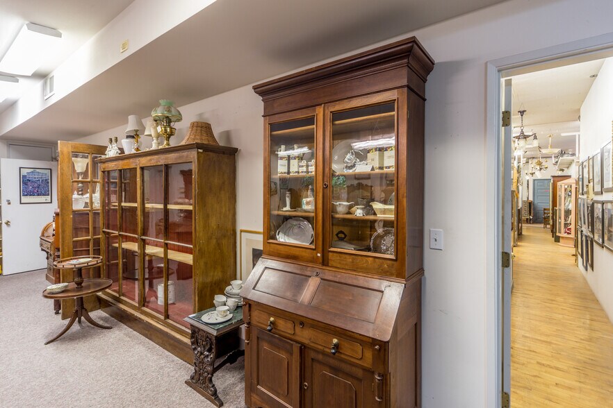 More Photos Of 802 Washington St, Port Townsend General Retail For Sale