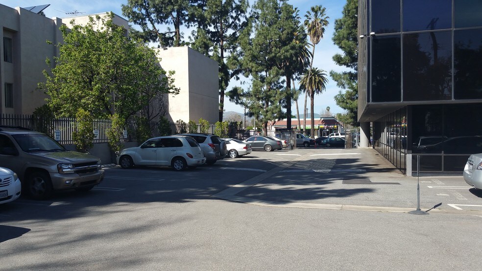 More Photos Of 17742-17750 Sherman Way, Reseda Medical For Lease