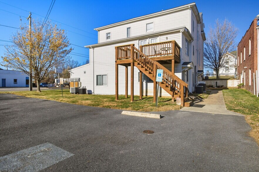 Primary Photo Of 600 E Main St, Waynesboro Apartments For Sale