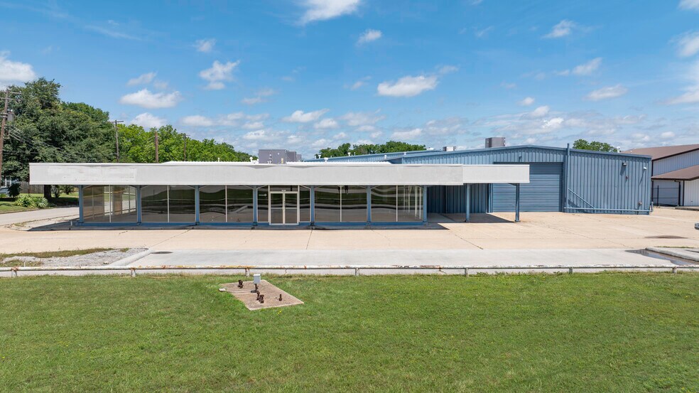 More Photos Of 1511 W Broadway St, Ardmore Auto Dealership For Sale
