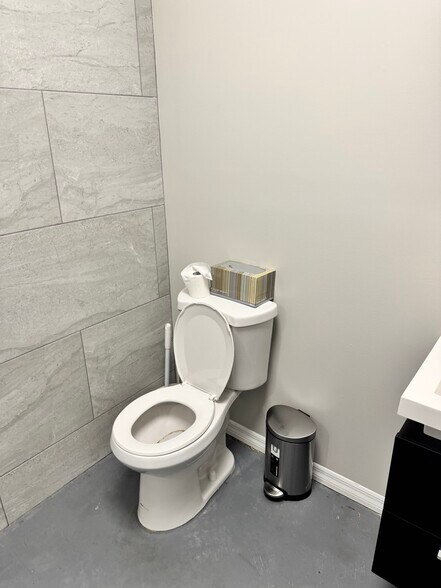 More Photos Of 2010 Kings Cir S, Neptune Beach Flex For Lease