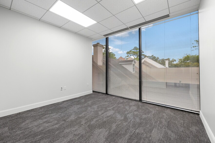 More Photos Of 17 S Briar Hollow Ln, Houston Office Residential For Lease