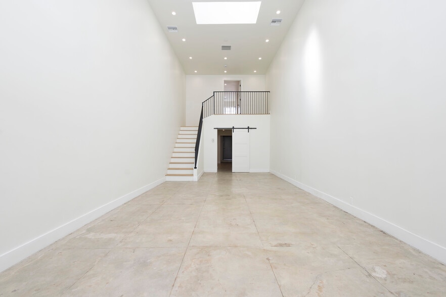 More Photos Of 249 S Robertson Blvd, Beverly Hills Storefront Retail Office For Lease