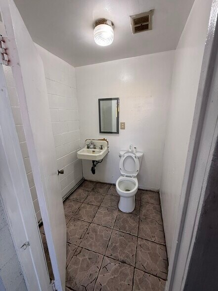 More Photos Of 2248 E Foothill Blvd, Pasadena Specialty For Lease