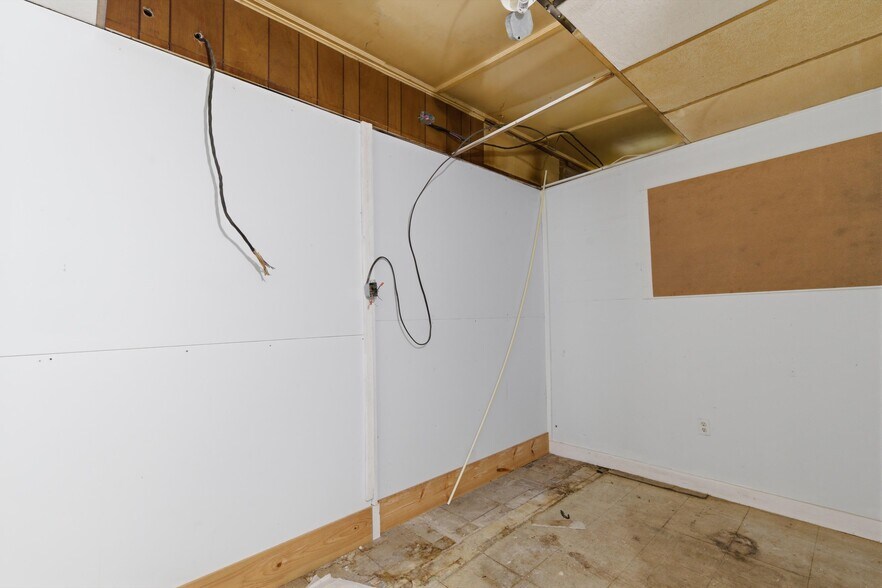 More Photos Of 198 N Main St, Salem Storefront Retail Residential For Sale