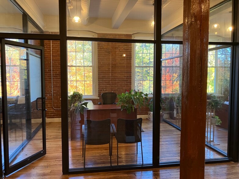 More Photos Of 296 Nonotuck St, Northampton Warehouse For Lease