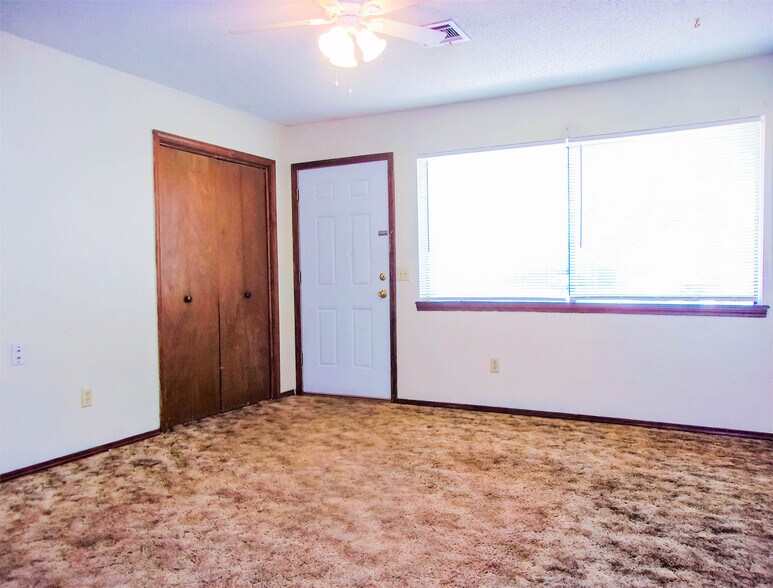 More Photos Of 210 NW North St, Minco Apartments For Sale