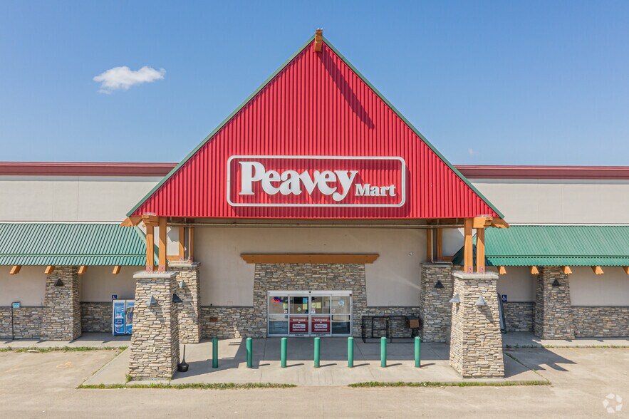 More Photos Of 12610 St Albert Trl NW, Edmonton Freestanding For Sale