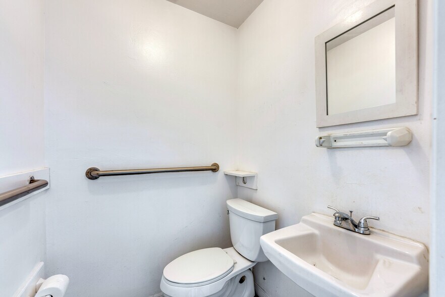 More Photos Of 15630 Mcgregor Blvd, Fort Myers Freestanding For Sale