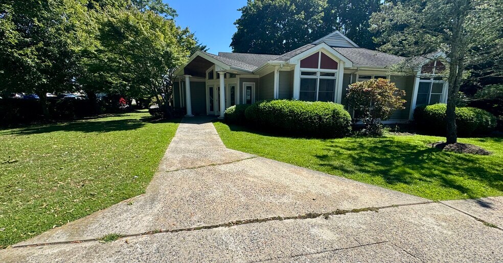 More Photos Of 5 Squiretown Rd, Hampton Bays Medical For Sale