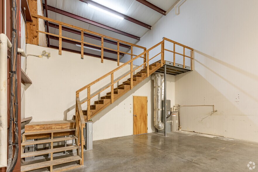 More Photos Of 1516 Kalamazoo Dr, Griffin Unknown For Lease