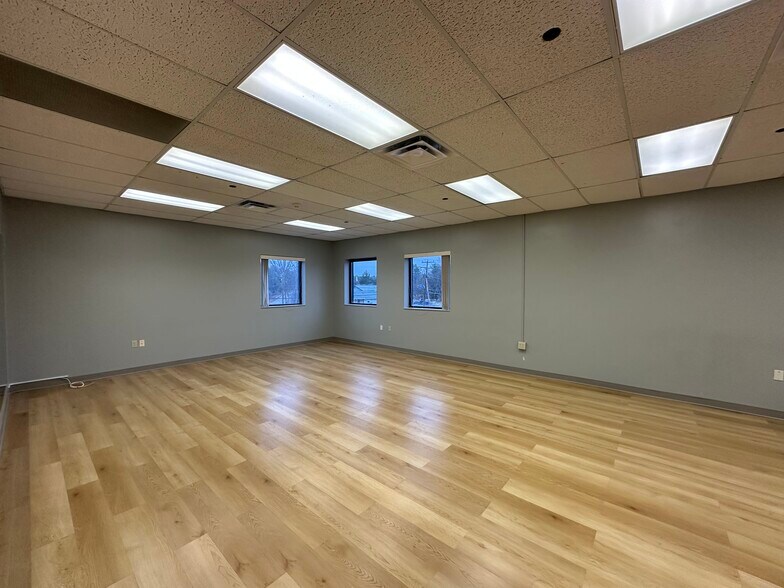 More Photos Of 35 Londonderry Tpke, Hooksett Flex For Lease