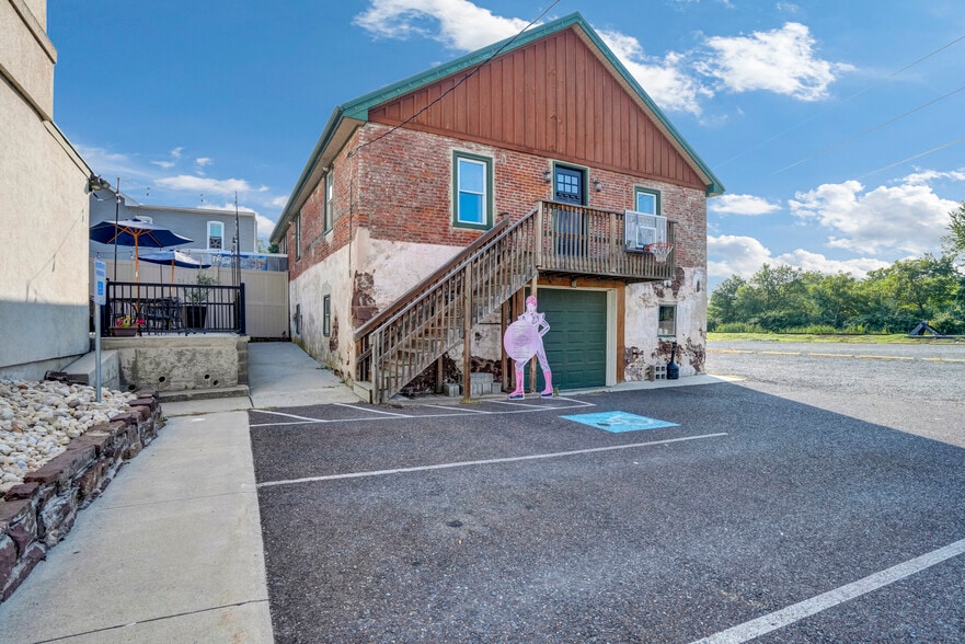 More Photos Of 36 Railroad St, Linfield Restaurant For Sale