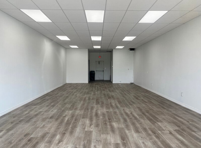 More Photos Of 106 Drynan Way, Leeds and The Thousand Islands Storefront For Lease