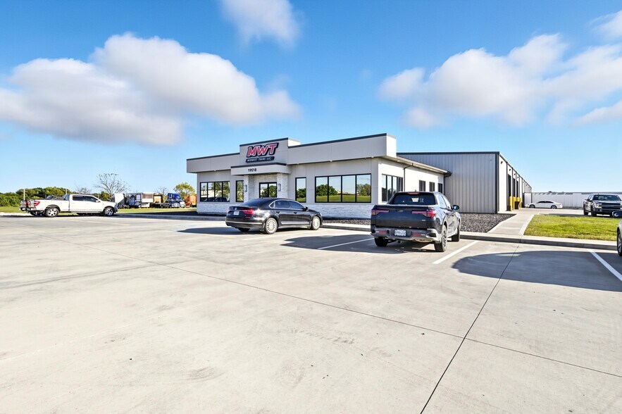 More Photos Of 19518 Whitfield Rd, Sedalia Light Manufacturing For Sale